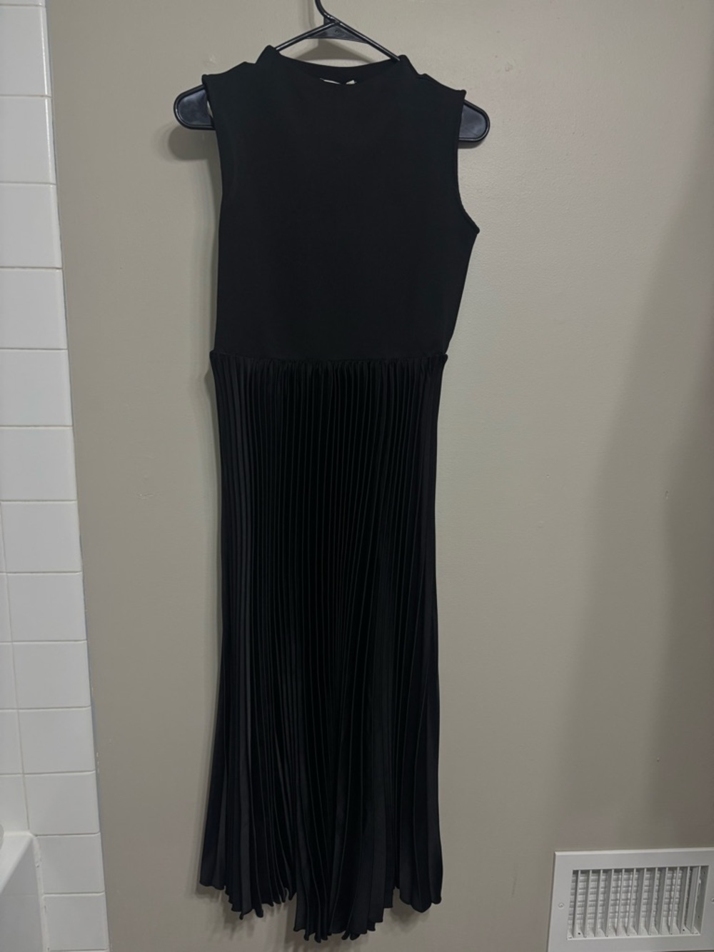 Melloday Black Sleeveless Pleated Midi Dress. Women’s large